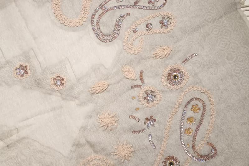 【精品禮盒】釘珠喀什米爾水煮羊毛刺繡圍巾披肩拼透紗淺米灰蕾絲