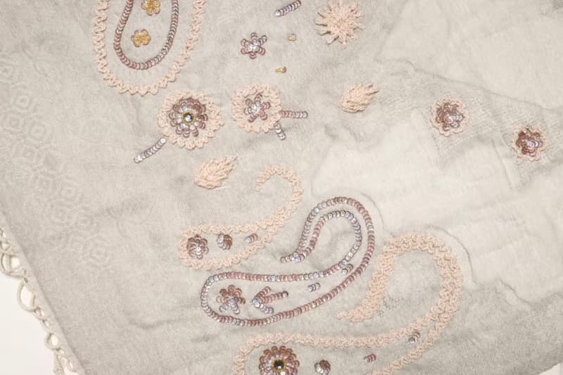 【精品禮盒】釘珠喀什米爾水煮羊毛刺繡圍巾披肩拼透紗淺米灰蕾絲