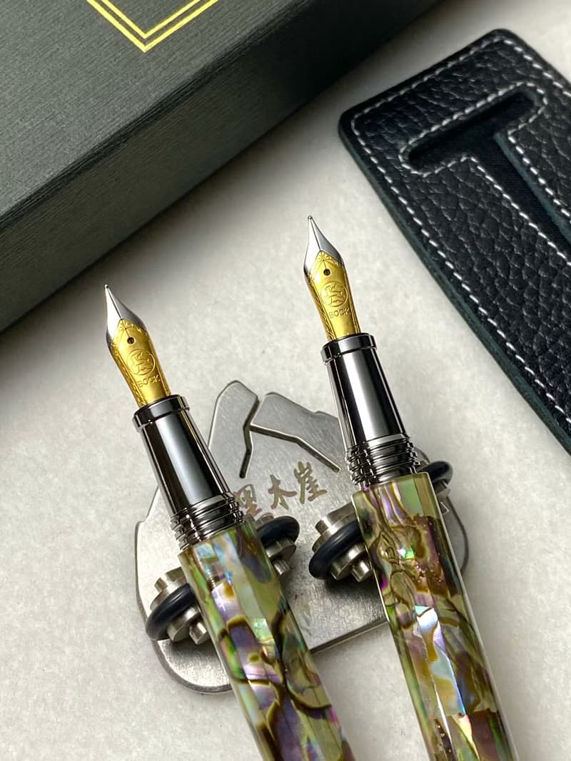 3952老山羊-噍吧哖 嚴選全鮑魚貝殼 雙色刀尖(小鑲黃刀)鋼筆
