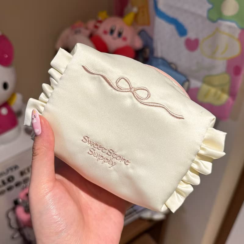 Sweetstore Supply原創奶白綢緞蝴蝶結刺繡化妝包便攜收納包