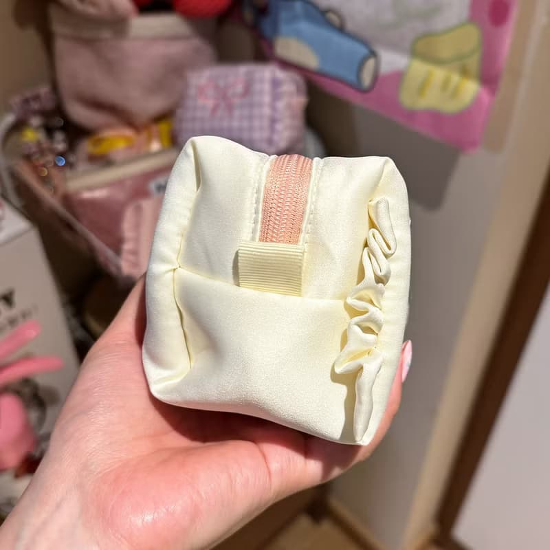 Sweetstore Supply原創奶白綢緞蝴蝶結刺繡化妝包便攜收納包