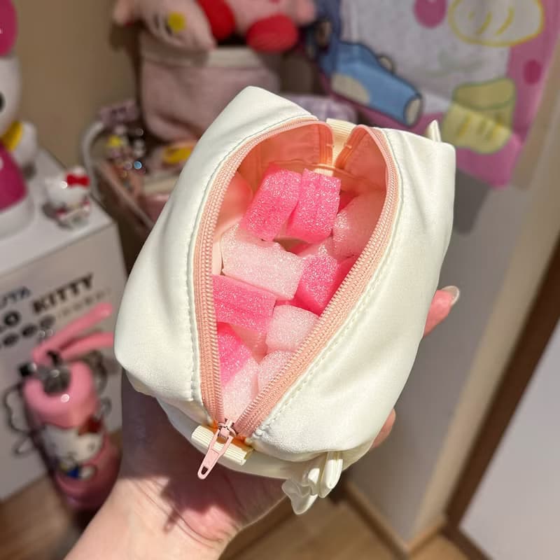Sweetstore Supply原創奶白綢緞蝴蝶結刺繡化妝包便攜收納包