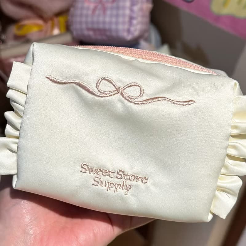 Sweetstore Supply原創奶白綢緞蝴蝶結刺繡化妝包便攜收納包