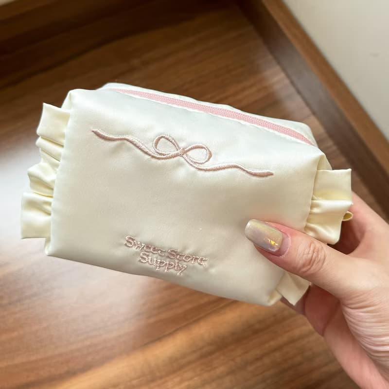 Sweetstore Supply原創奶白綢緞蝴蝶結刺繡化妝包便攜收納包