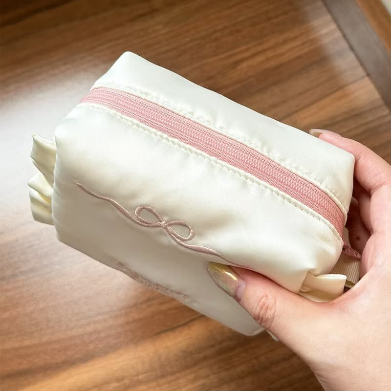 Sweetstore Supply原創奶白綢緞蝴蝶結刺繡化妝包便攜收納包
