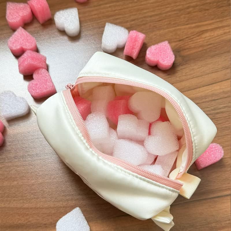 Sweetstore Supply原創奶白綢緞蝴蝶結刺繡化妝包便攜收納包