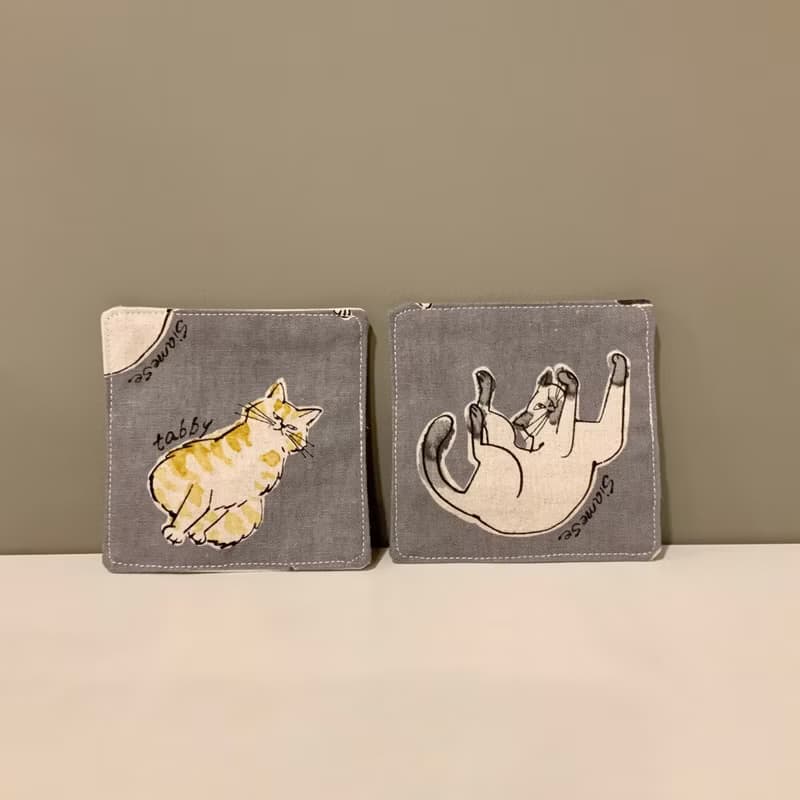 慵懶貓。鋪棉杯墊。兩入一組。