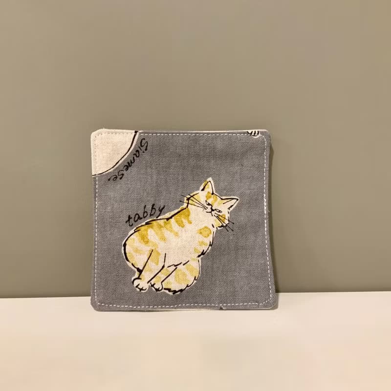 慵懶貓。鋪棉杯墊。兩入一組。