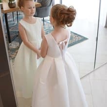 用於婚禮、生日、第一次聖餐、音樂會和其他場合的緞面花童禮服