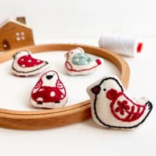 小鳥刺繡布胸針 - 可愛兩色系列