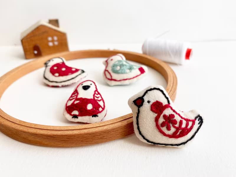 小鳥刺繡布胸針 - 可愛兩色系列