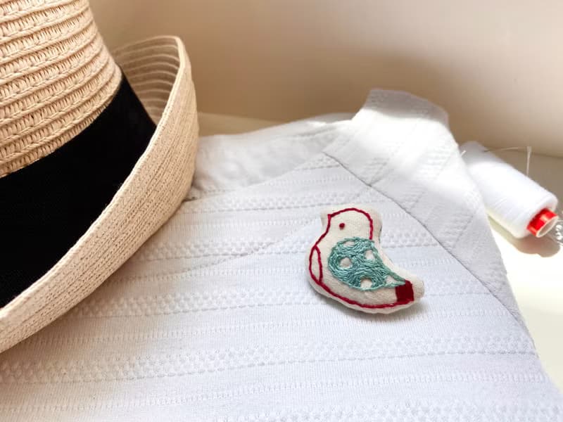小鳥刺繡布胸針 - 可愛兩色系列