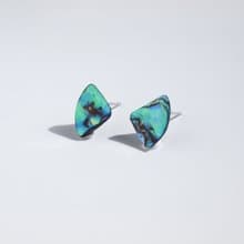 日本製   心奪われる色彩　パウアシェルのピアス・イヤリング　差し色になるアクセサリー