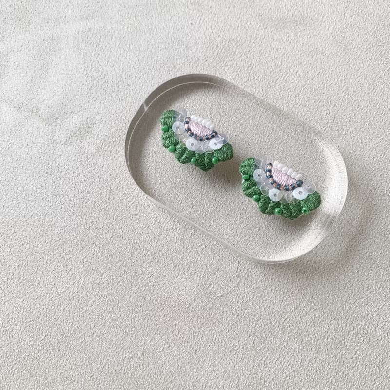 | 茷 | 耳針/耳夾 | #95 | 手刺繡半花耳環 - Meet Hana