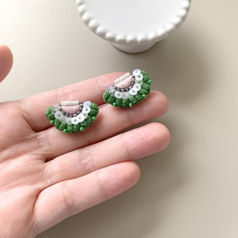 | 茷 | 耳針/耳夾 | #95 | 手刺繡半花耳環 - Meet Hana