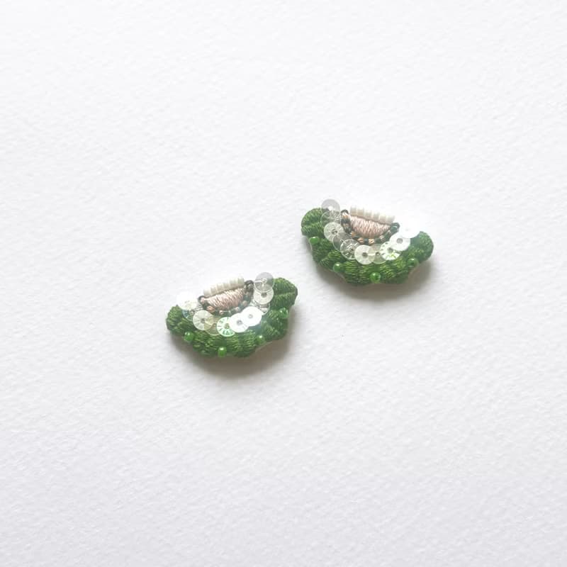 | 茷 | 耳針/耳夾 | #95 | 手刺繡半花耳環 - Meet Hana