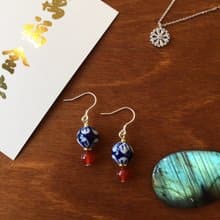 紅瑪瑙、花瓣青花瓷圓珠、不銹鋼耳勾