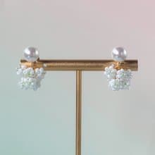 一粒パールとシロツメクサのブーケイヤリング (大)【金具 ゴールド】