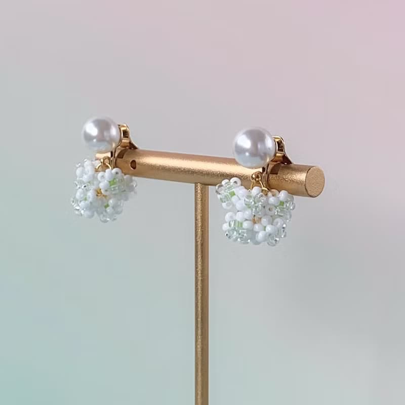 一粒パールとシロツメクサのブーケイヤリング (大)【金具 ゴールド】