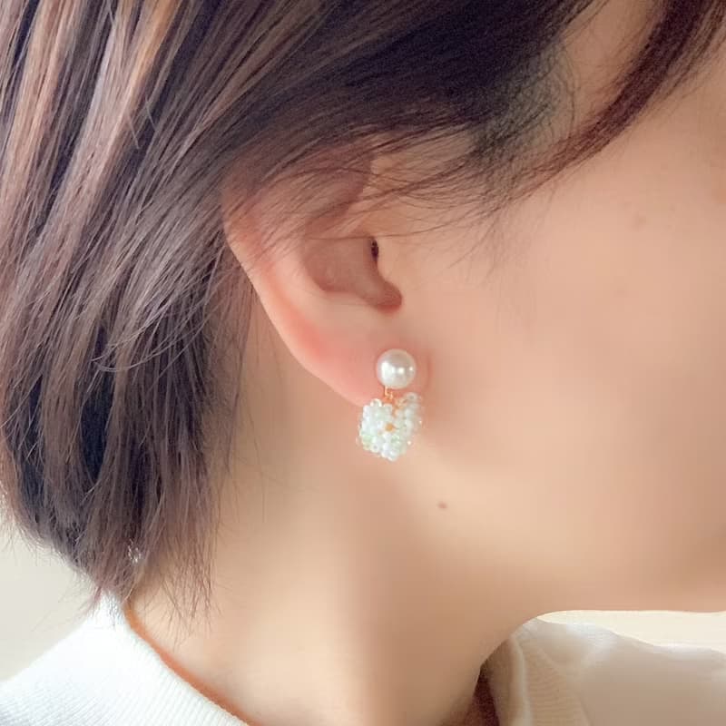一粒パールとシロツメクサのブーケイヤリング (大)【金具 ゴールド】