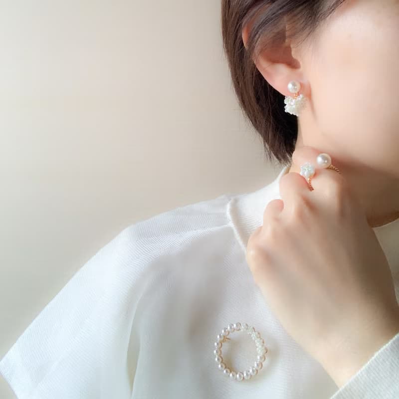 一粒パールとシロツメクサのブーケイヤリング (大)【金具 ゴールド】