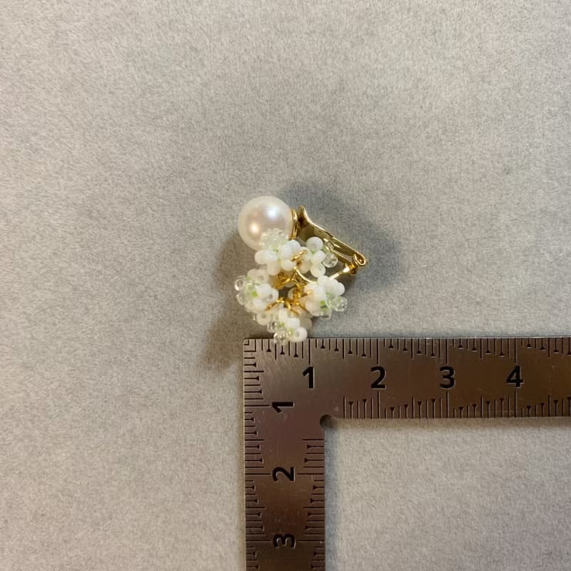 一粒パールとシロツメクサのブーケイヤリング (大)【金具 ゴールド】