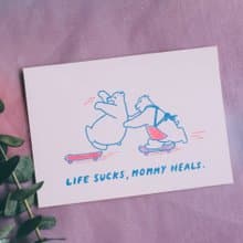 插畫手寫卡片 母親節卡片-Life Sucks Mommy Heals
