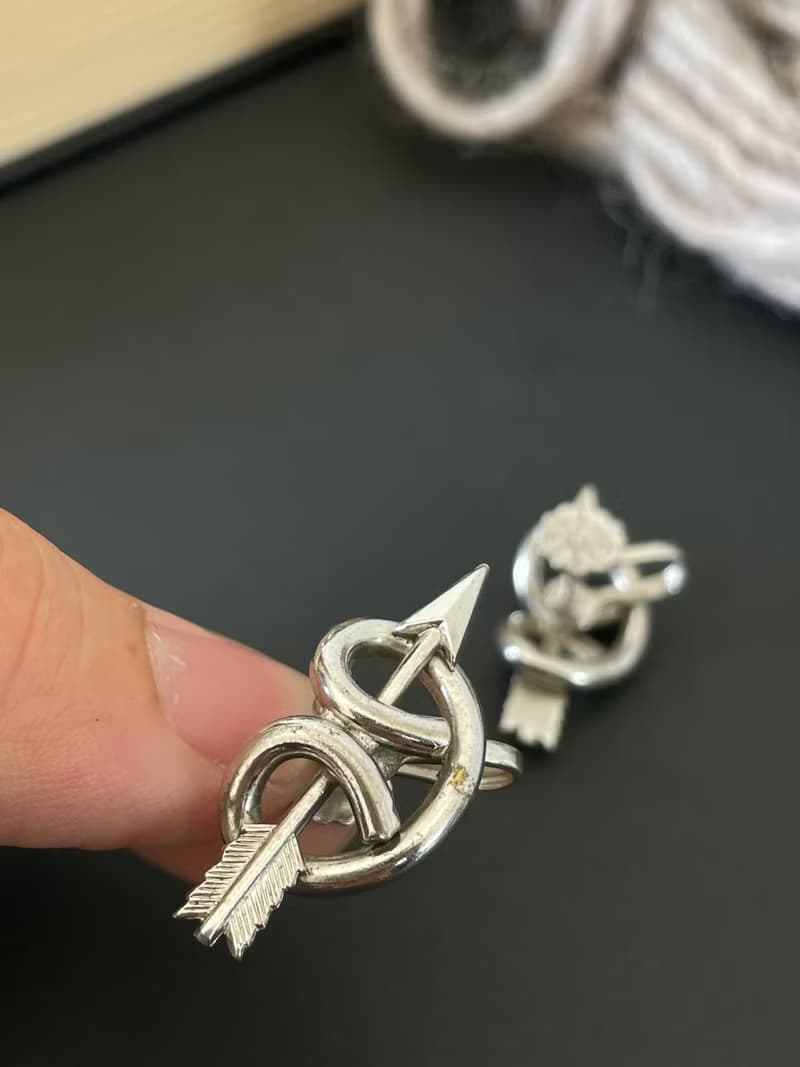 古董銀色一箭穿心栓鎖式夾式耳環 C815