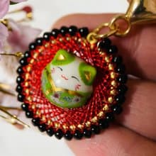 招財貓鑰匙圈紅色幾何圖案黃綠貓