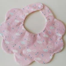 【11/14後出貨】後扣花朵圍兜 粉底小雨滴 彌月禮物  嬰兒圍兜