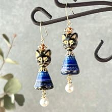 冠をかぶった猫のイヤリング/ピアス　軽い和紙のアクセサリー　個性的なギフトに　日本製　猫　猫の日
