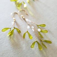 ヤドリギと白い実のフックピアス or イヤリング