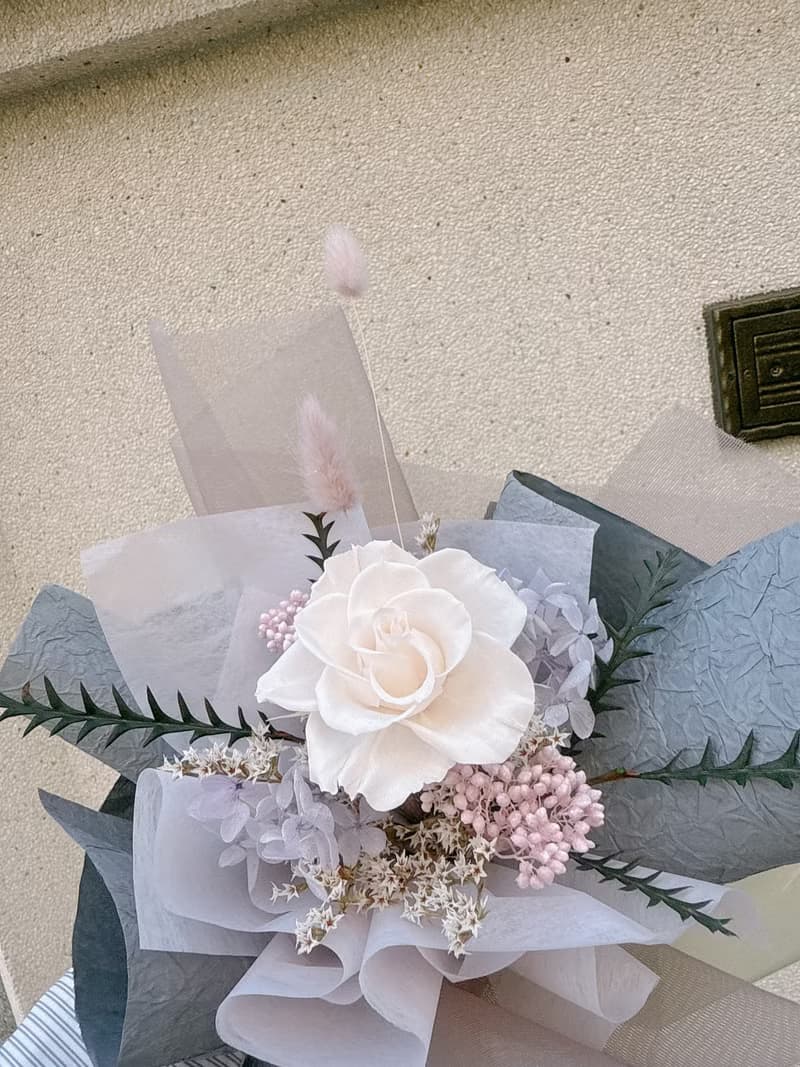 永生玫瑰花束-灰灰霧霧帶點霞白的天空