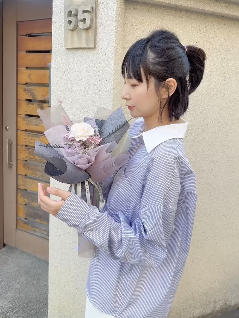 永生玫瑰花束-灰灰霧霧帶點霞白的天空