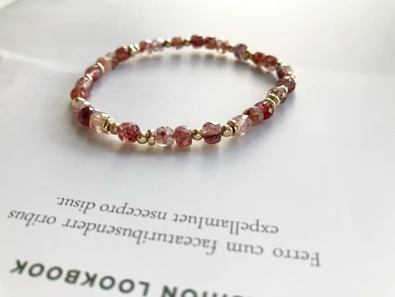 草莓晶搭配伸縮金屬配鍊 提升人緣及自信心