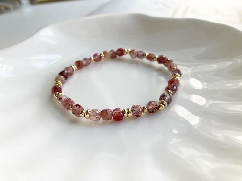 草莓晶搭配伸縮金屬配鍊 提升人緣及自信心