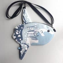 設計款OS116 - 【純棉帆布】翻車魚造型肩背包