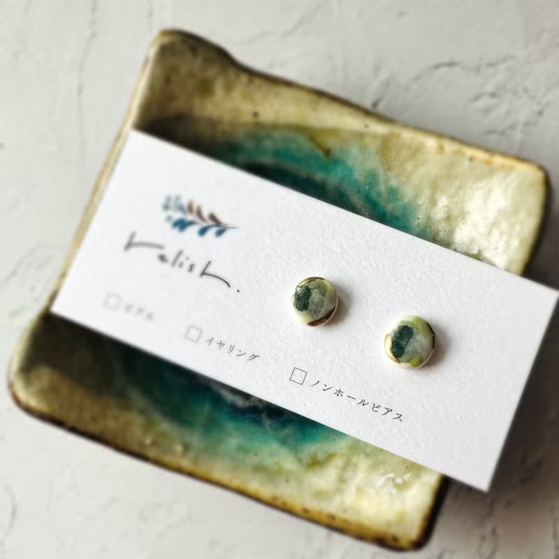 濃淡 グリーン 金継ぎ 陶器 ピアス イヤリング ノンホールピアス 緑 ゴールド 金 黄緑 ライトグリーン 小さい 小ぶり オフィス ギフト 贈り物 プレゼント