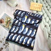 袋物系列-美國限量布-不同種族企鵝列隊收納袋-7.8吋電子書保護套
