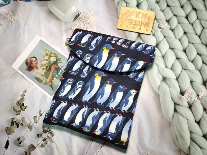 袋物系列-美國限量布-不同種族企鵝列隊收納袋-7.8吋電子書保護套
