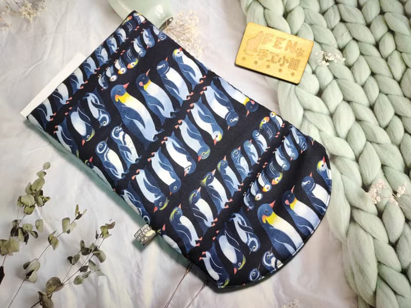 袋物系列-美國限量布-不同種族企鵝列隊收納袋-7.8吋電子書保護套