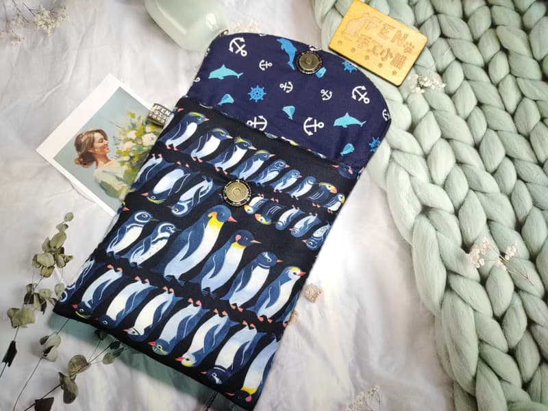 袋物系列-美國限量布-不同種族企鵝列隊收納袋-7.8吋電子書保護套