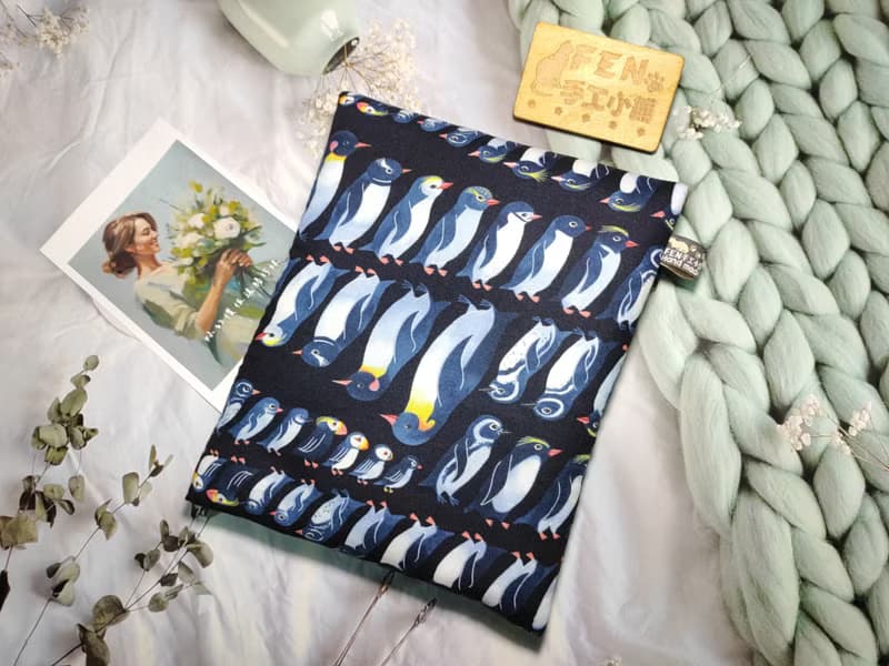 袋物系列-美國限量布-不同種族企鵝列隊收納袋-7.8吋電子書保護套