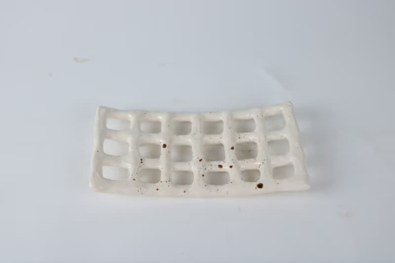 /一格一格/ 手捏陶瓷肥皂架