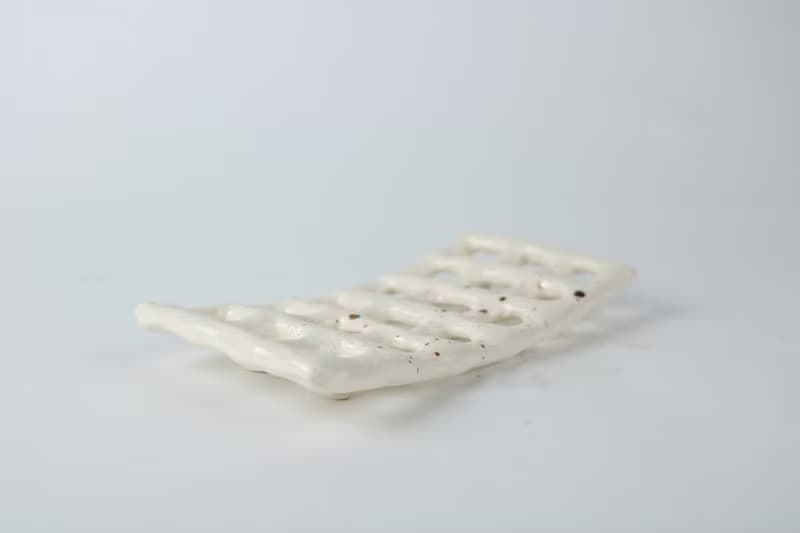 /一格一格/ 手捏陶瓷肥皂架