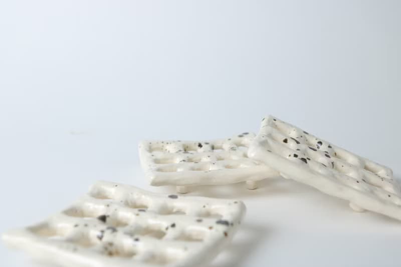 /一格一格/ 手捏陶瓷肥皂架