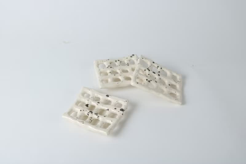 /一格一格/ 手捏陶瓷肥皂架