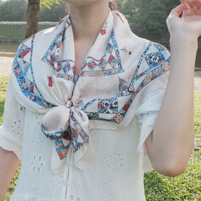 【精美禮盒】| 手繪復古花方形大絲巾連絲巾扣高雅禮物