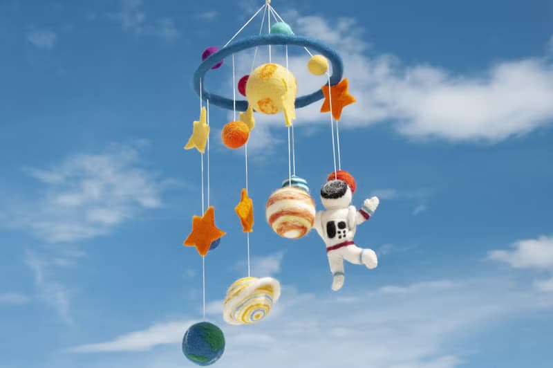 彌月禮物 手工羊毛氈吊飾/Boho嬰兒床吊飾/童房掛飾-宇宙太空人