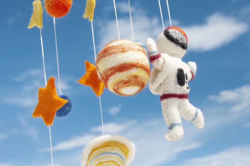 彌月禮物 手工羊毛氈吊飾/Boho嬰兒床吊飾/童房掛飾-宇宙太空人